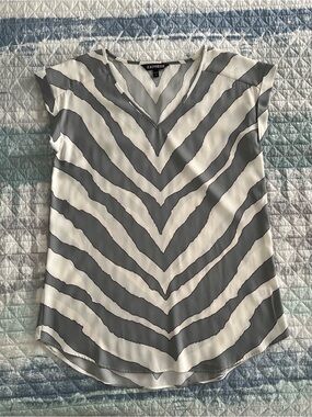EXPRESS Gray & White V-Neck Cap Sleeve Blouse 10061